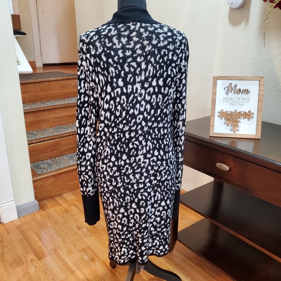 Question by say what Long black/white sweater with black trim - Picture 6 of 11